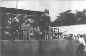 Giữa tháng 9-1946, trên đường trở về nước qua hải cảng Toulon ở miền nam nước Pháp, Chủ tịch Hồ Chí Minh đã ghé thăm những người lao động Việt Nam bị động viên sang Pháp trong Chiến tranh thế giới, gọi là trại Công binh chi đoàn ở Marseille. Ngày 17-9-1946, hơn 200 thanh niên Việt Nam đã đứng đón trước sân thể thao của trại, mang theo cờ và biểu ngữ với các khẩu hiệu “Hồ Chí Minh muôn năm!”, “Nam Bộ của nước Việt Nam”, “Việt Nam hoàn toàn độc lập!”, “Triệt để ủng hộ Chính phủ Hồ Chí Minh chống đế quốc!”... Trong khi đó hơn 3000 anh em công binh tập hợp theo từng cơ, đứng kín sân vận động. Đúng 9 giờ 30, Chủ tịch Hồ Chí Minh bước lên diễn đàn giữa tiếng hoan hô của tất cả đồng bào. Thay mặt cho Ban chấp hành trung ương Công binh, anh Hứa Văn Nên đọc diễn văn chào mừng, trong đó có nêu lên nhiều thắc mắc của kiều bào tại Pháp đối với Hiệp định sơ bộ 6 tháng 3 và nhất là đối với tinh thần của bản Tạm ước 14 tháng 9. Để trả lời những thắc mắc của anh em Việt kiều, Chủ tịch Hồ Chí Minh đã nói đến những khó khăn mà đất nước đang phải đối mặt và nhắc nhở mọi người hãy bình tĩnh trước những thỏa hiệp mang tính sách lược của Chính phủ Việt Nam DCCH, trong đó có đoạn: “Hội nghị Fontainebleau tuy không thành nhưng là một thắng lợi của Phái đoàn Quốc hội nước Việt Nam Dân chủ Cộng hòa. Không thành, nhưng hội nghị Fontainebleau là một thắng lợi của nhân dân ta, thắng lợi của toàn thể nhân dân yêu chuộng hòa bình ở khắp thế giới. Thay mặt Chính phủ và Quốc hội nước Việt Nam Dân chủ Cộng hòa do toàn dân bầu cử, tôi khuyên kiều bào là công việc chính trị để cho những người chuyên môn giải quyết, kiều bào hãy cố gắng chăm lo học lấy một cái nghề tinh xảo để góp vào việc kiến thiết quốc gia. Đất nước chúng ta cần đến những người con có nghề nghiệp tinh xảo. Tôi nhắc lại một ý mà kiều bào đã biết là nước ta như người có ruộng mà không có thóc, nước Pháp là người có thóc mang sang trồng ở ruộng ta, đến vụ gặt hái đem ra chia đôi, hai bên cùng có lợi, có phải như thế không? Kiều bào hiểu chưa?”. Trước khi trở về nước, Chủ tịch Hồ Chí Minh còn gửi đến Việt kiều ở Pháp lá thư sau, nói lên quyết tâm của Chính phủ trước sự nghiệp giành độc lập hoàn toàn cho đất nước: “Hỡi toàn quốc đồng bào, Phái bộ ta đã lên tầu Pasteur về nước. Tôi cũng sẽ về trên chiếc tầu binh Dumont - D’Urville. Trong lúc chúng tôi ở Pháp, Chính phủ Pháp và nhân dân Pháp chiêu đãi chúng tôi một cách thân thiện và long trọng xứng đáng với một nước hữu bang. Chúng tôi rất cám ơn. Vì điều kiện khó khăn mà hội nghị Fontainebleau chưa có kết quả như chúng ta trông đợi. Tuy vậy đã có tiến bộ ít nhiều. Nó dọn đường cho cuộc hội nghị giữa Chính phủ Pháp và Chính phủ ta trong tháng giêng sắp đến. Hơn nữa, nó làm cho dân Pháp và thế giới biết rõ nước ta hơn trước. Đó là một sự tiến bộ lớn lao! Hỡi đồng bào yêu quý! Trước kia chúng ta trông mong nhiều ở nước Pháp mới. Ngày nay chúng tôi trở về nước chưa mang lại quyền Độc lập và chưa giải quyết vấn đề Nam Bộ vì thế có lẽ đồng bào lấy làm thất vọng. Nhưng chúng ta phải biết rằng tương lai của một đất nước không thể xây dựng trong mấy tháng mà xong. Trong các hội nghị thế giới họp tháng này qua tháng khác mà cũng chưa được bao nhiêu kết quả! Ta phải tin vào lực lượng của ta và lòng kiên quyết của ta. Ta hãy tin vào nước Pháp mới, nó là tiên phong của quyền độc lập và sự dân chủ của các dân tộc. Trong khi chờ đợi hội nghị Fontainebleau tiếp tục, ta cần làm những việc gì. Toàn thể quốc dân chúng ta phải nỗ lực làm việc. Chúng ta phải ra sức tăng gia sản xuất; chúng ta phải giữ gìn trật tự. Chúng ta phải gây một không khí thân thiện giữa người Pháp và người Việt chúng ta. Chúng ta phải thực hiện đời sống mới. Như thế thì chúng ta sẽ thành công sau này! Lời chào thân ái. Ký tên Hồ Chí Minh Chủ tịch nước Việt Nam DCCH. Theo tài liệu của Đặng Văn Long trong Người Việt ở Pháp 1940 - 1954, tủ sách nghiên cứu, Paris, 1997. (Trang 10) Chú thích ảnh: Ảnh 1. Hồ Chủ tịch đến thăm trại lao động M.O.I của người Việt ở Đông Nam nước Pháp năm 1946. Ảnh tư liệu của Đặng Văn Long. Ảnh 2. Nguyễn Đình Lâm giới thiệu phái đoàn Chính phủ Việt Nam DCCH với công binh. Ảnh tư liệu Đặng Văn Long.