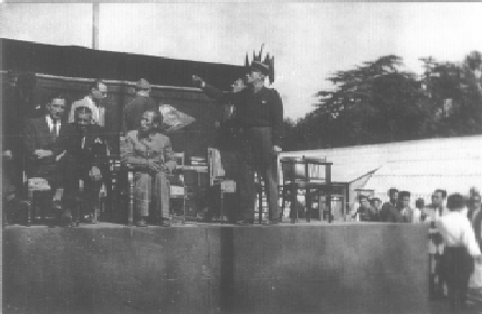 Hồ Chủ tịch đến thăm trại lao động M.O.I của người Việt ở Đông Nam nước Pháp năm 1946. Ảnh tư liệu của Đặng Văn Long.