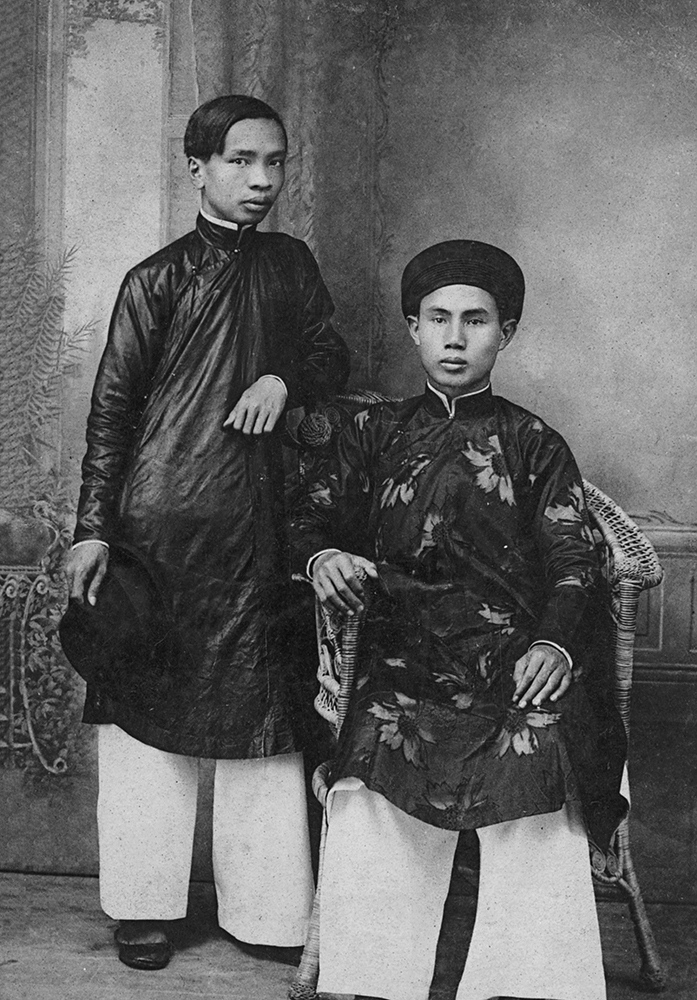 Đào Duy Anh (phải) và Đặng Văn Tế khi ở trường Quốc học Huế năm 1923.